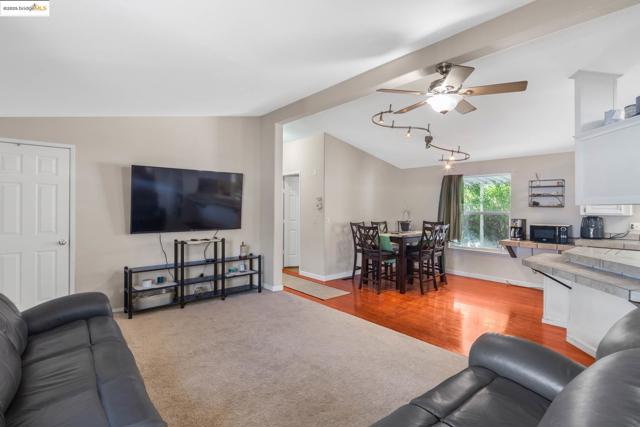 16711 Marsh Creek Rd, Clayton CA: https://media.crmls.org/mediaz/66d7baa4-5096-4717-91ca-4051073fb752.jpg