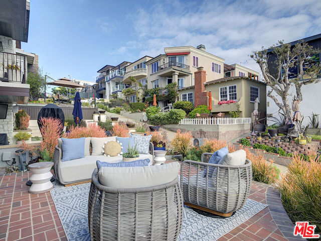 209 19th Street, Manhattan Beach CA: https://media.crmls.org/mediaz/66d7bf04-2523-439a-8de1-e5ef54d4200d.jpg