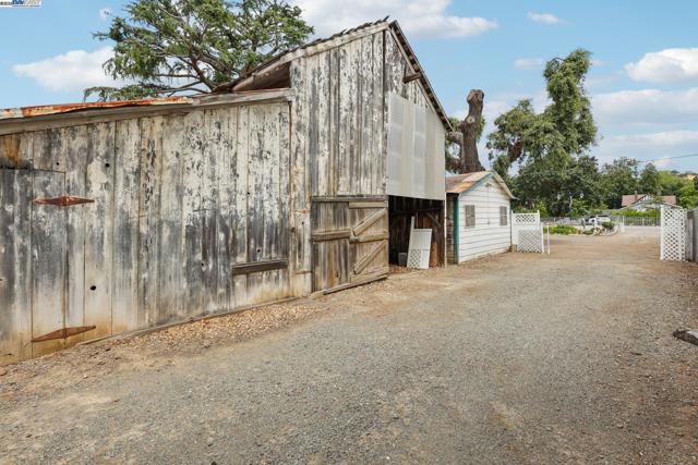11768 Main St, Sunol CA: https://media.crmls.org/mediaz/66d895f3-4273-406f-9ecc-47b52d8d054b.jpg