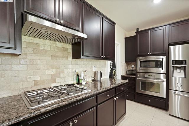 247 N Menlo Park Ct, Mountain House CA: https://media.crmls.org/mediaz/66d8f846-87e0-4a07-846d-d959e8373046.jpg