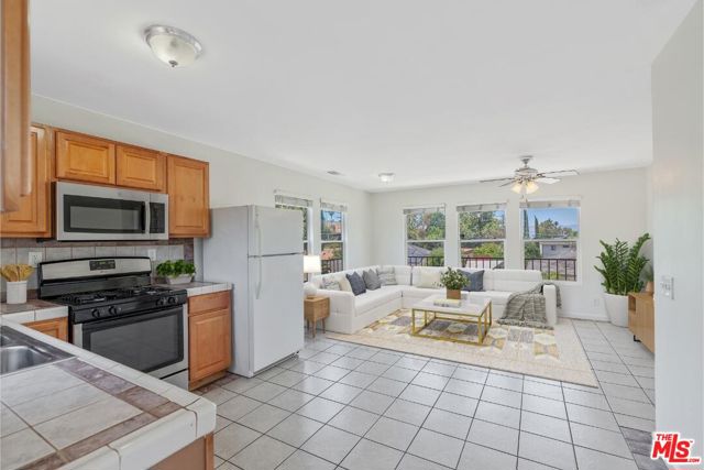 4821 Topanga Canyon Boulevard, Woodland Hills CA: https://media.crmls.org/mediaz/66d93080-981d-4fd1-8328-3dc5835ccfbd.jpg
