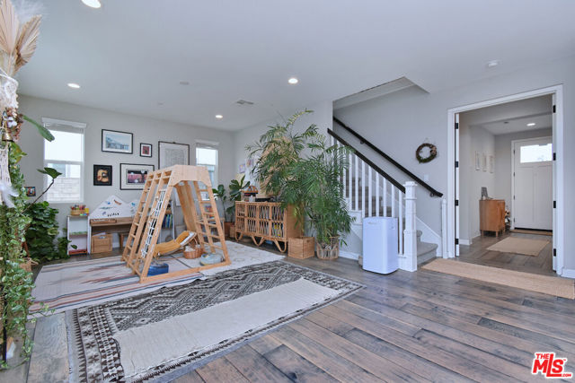 19154 Lull Street photo 8