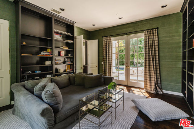 5425 Encino Avenue, Encino CA: https://media.crmls.org/mediaz/66da1cc7-dbaa-4ca6-b35a-2f78247f8099.jpg