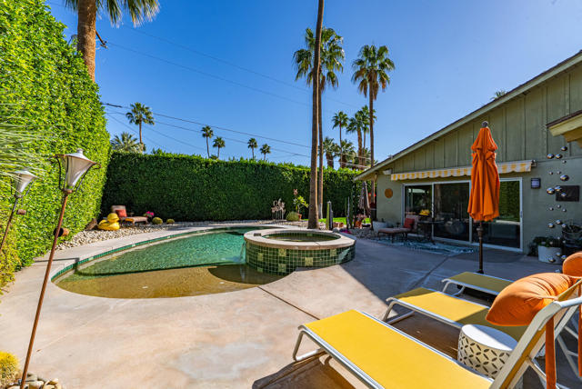 444 N Burton Way, Palm Springs CA: https://media.crmls.org/mediaz/66da7757-6104-47e4-b3ec-78cb0909d33c.jpg