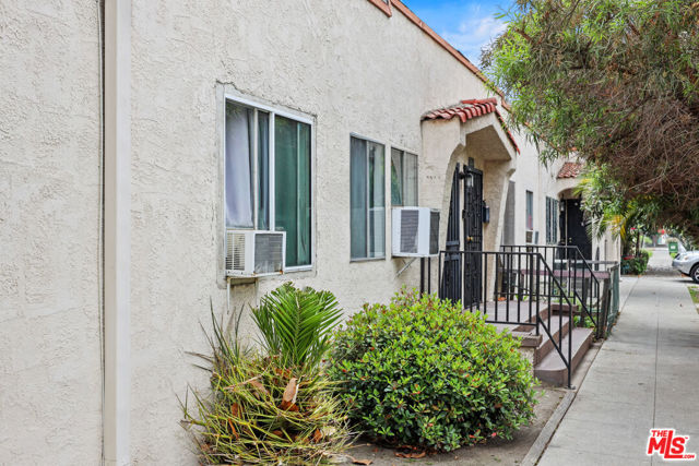3836 S Gramercy Place, Los Angeles CA: https://media.crmls.org/mediaz/66da7d87-832b-42cc-b77d-c03467f1fe3a.jpg