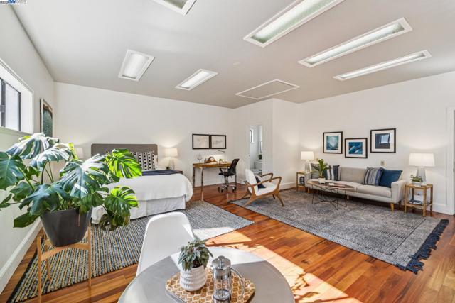 1335 Grove St, Alameda CA: https://media.crmls.org/mediaz/66db38ae-2654-457c-b3c4-d8837c7fba77.jpg