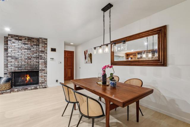1026 Trellis Ln, Alameda CA: https://media.crmls.org/mediaz/66dcfabc-8b0a-4117-ba9e-8c9caf923b95.jpg
