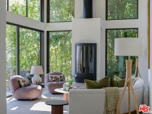 8932 St Ives Drive, Los Angeles CA: https://media.crmls.org/mediaz/66dd89e2-ecb9-4941-9a0b-6fd803358f20.jpg