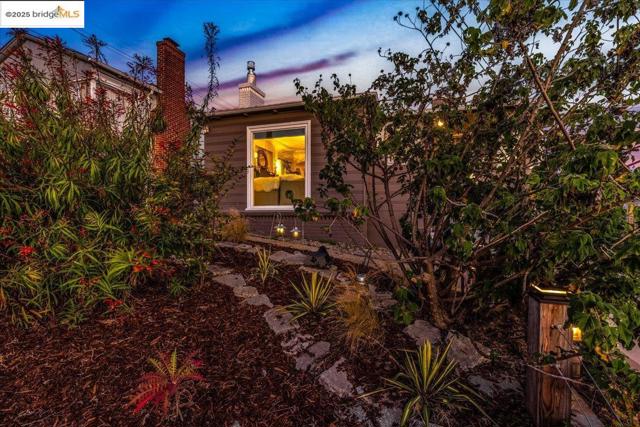 3332 82nd Ave, Oakland CA: https://media.crmls.org/mediaz/66de8145-ceeb-4192-93b3-57730d736ac5.jpg