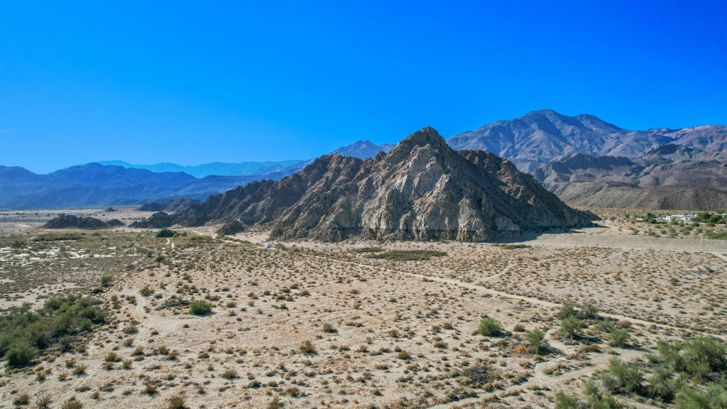 https://media.crmls.org/mediaz/66de887d-cca5-4b9e-b200-19ff9be8bc62.jpg?preset=X-Large
