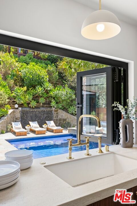 2716 Laurel Pass / Bypass, Los Angeles CA: https://media.crmls.org/mediaz/66dee212-853d-4f2a-949c-c61de027cec7.jpg