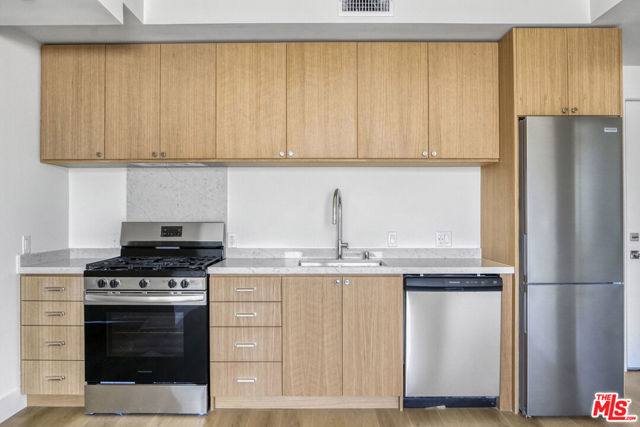 1822 Overland Avenue, Los Angeles CA: https://media.crmls.org/mediaz/66df641e-3b44-4f65-84e9-e6f3893422a3.jpg