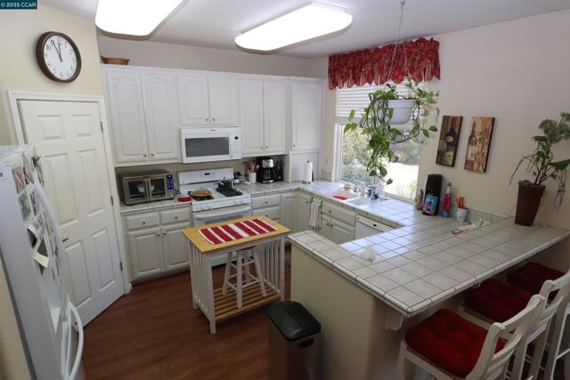290 Black Amber Way, Brentwood CA: https://media.crmls.org/mediaz/66dfaf0d-d5c6-4eeb-bb70-d9ca076b7a91.jpg