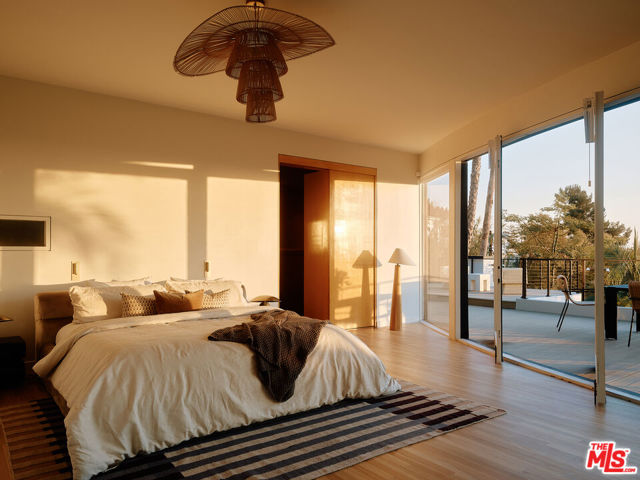 2250 El Contento Drive, Los Angeles CA: https://media.crmls.org/mediaz/66e11c1c-cd26-49b4-9e1d-7978be14adf2.jpg
