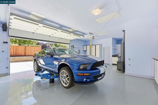 1975 Holly Creek Pl, Concord CA: https://media.crmls.org/mediaz/66e22a49-d907-42b3-9976-e70aee2d5ac7.jpg