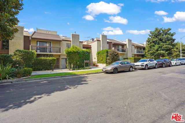 1655 Greenfield Avenue, Los Angeles CA: https://media.crmls.org/mediaz/66e23420-80de-45eb-80f9-a721334e36c9.jpg