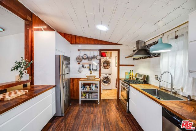 1165 Cherokee, Topanga CA: https://media.crmls.org/mediaz/66e2c070-1243-44e5-ab18-6b4b317968f0.jpg