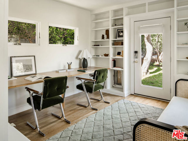 131 S Arden Boulevard, Los Angeles CA: https://media.crmls.org/mediaz/66e3463c-0560-4a95-ae40-7c2929886f3c.jpg