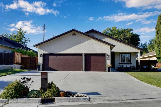 865 Valley Oak Drive, Hollister CA: https://media.crmls.org/mediaz/66e37032-0400-4140-b8db-eae1a6aab229.jpg