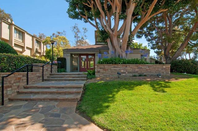 3330 Caminito Eastbluff, La Jolla CA: https://media.crmls.org/mediaz/66e3ed8c-184a-40a2-bfcb-3ef7cc80a8bf.jpg