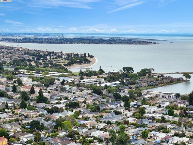 1811 3rd St, Alameda CA: https://media.crmls.org/mediaz/66e42f0c-8160-4890-ba6f-7765b6e7f75b.jpg