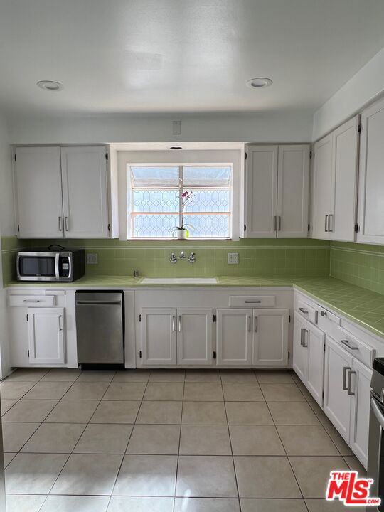 560 N Irving Boulevard, Los Angeles CA: https://media.crmls.org/mediaz/66e46a7d-a0b2-4007-9af4-0d947662af39.jpg