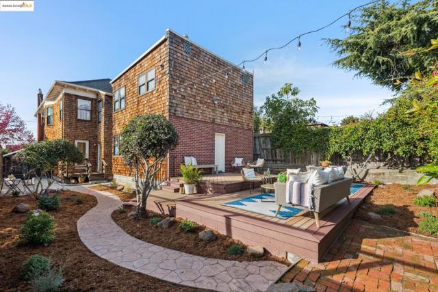 1521 Josephine St, Berkeley CA: https://media.crmls.org/mediaz/66e476fe-0947-4375-b6a5-27daec71a4ca.jpg