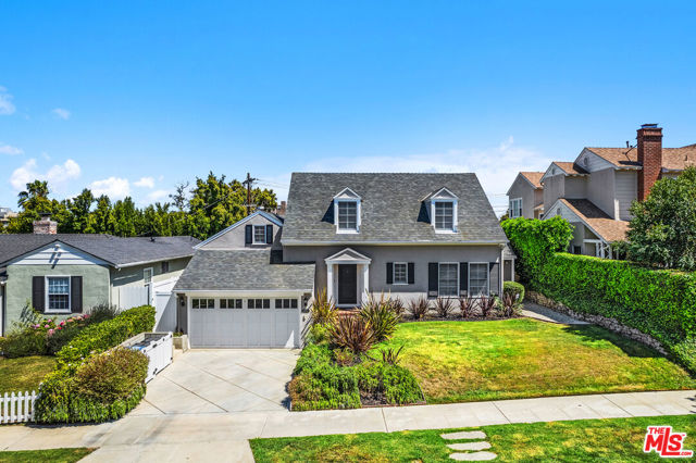 10574 Holman Avenue, Los Angeles CA: https://media.crmls.org/mediaz/66e63f9b-1d54-4fe0-9287-7bb4b0597c42.jpg
