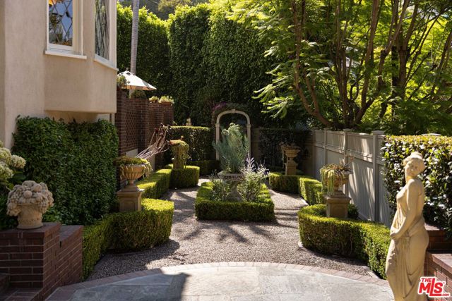 1612 Sunset Plaza Drive, Los Angeles CA: https://media.crmls.org/mediaz/66e64d68-5806-4f73-ba8f-68104b29dc91.jpg