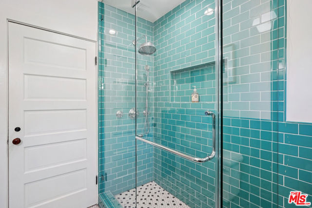 813 Crestmoore Place, Venice CA: https://media.crmls.org/mediaz/66e664c2-bf8f-43c0-a807-b2fd3f64c052.jpg