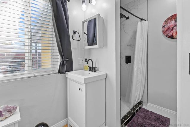1215 N Broadway, Escondido CA: https://media.crmls.org/mediaz/66e67995-1696-4263-99b0-47ae77762dbc.jpg