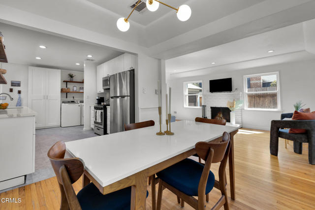 410 W Spazier Avenue, Burbank CA: https://media.crmls.org/mediaz/66e6e406-eb67-47a4-abcb-acef1befac75.jpg