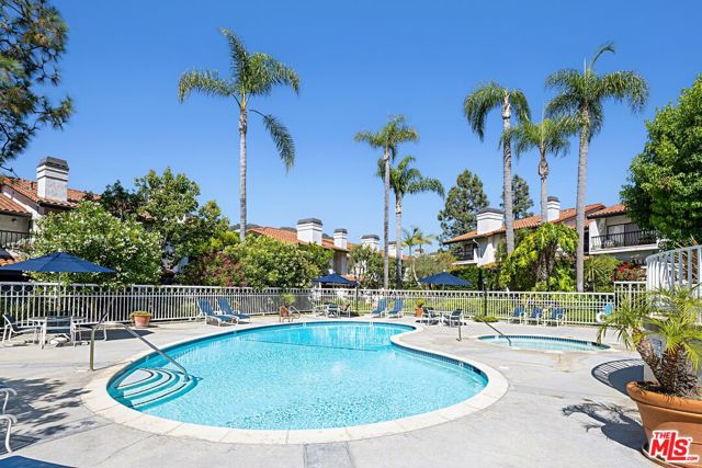1476 Palisades Drive, Pacific Palisades CA: https://media.crmls.org/mediaz/66e887f5-56b1-4e4f-9a15-8f68b93bfa85.jpg