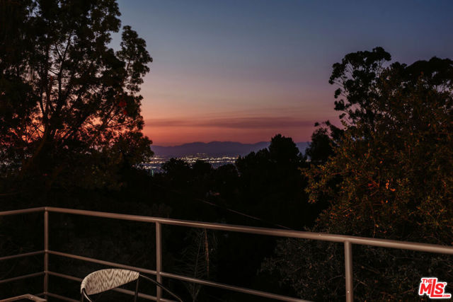 7209 Sunnydip Trail, Los Angeles CA: https://media.crmls.org/mediaz/66e8d358-5ce4-4b9a-85a4-2108ac2a1fd5.jpg