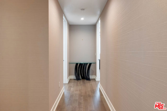460 N Palm Drive, Beverly Hills CA: https://media.crmls.org/mediaz/66e98ba4-9c7d-431f-9e18-e75e5c5c8278.jpg