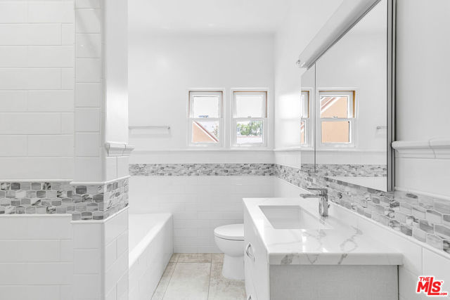 1557 S Genesee Avenue, Los Angeles CA: https://media.crmls.org/mediaz/66e9d93c-1858-4e63-a808-4931517fb1f9.jpg