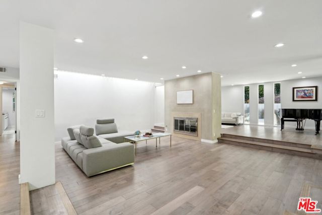 15539 Hamner Drive, Los Angeles CA: https://media.crmls.org/mediaz/66e9e220-460f-4c9a-9359-58c3a920c647.jpg