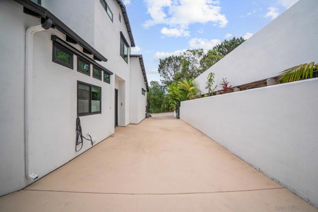3160 Goldfinch St, San Diego CA: https://media.crmls.org/mediaz/66ea1b40-0cf5-4466-b470-f82456f2247f.jpg