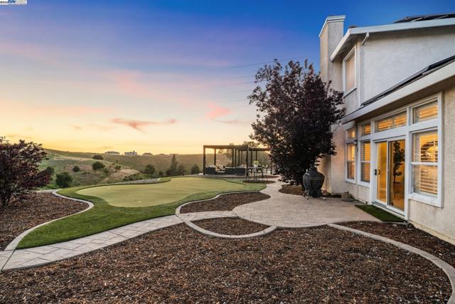 3879 Blackstone Ct, Castro Valley CA: https://media.crmls.org/mediaz/66eb996e-a7bd-4720-a988-688a2175bed2.jpg