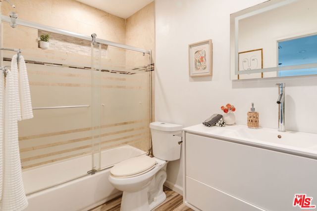 4427 Alumni Avenue, Los Angeles CA: https://media.crmls.org/mediaz/66ebfcbe-3651-498e-9723-0e0bb4240115.jpg