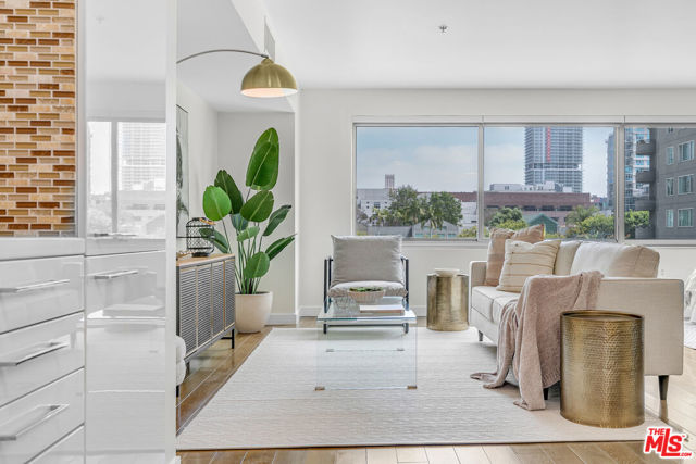 901 S Flower Street, Los Angeles CA: https://media.crmls.org/mediaz/66ec4f29-3abc-4b63-9df5-9cf29803ffad.jpg