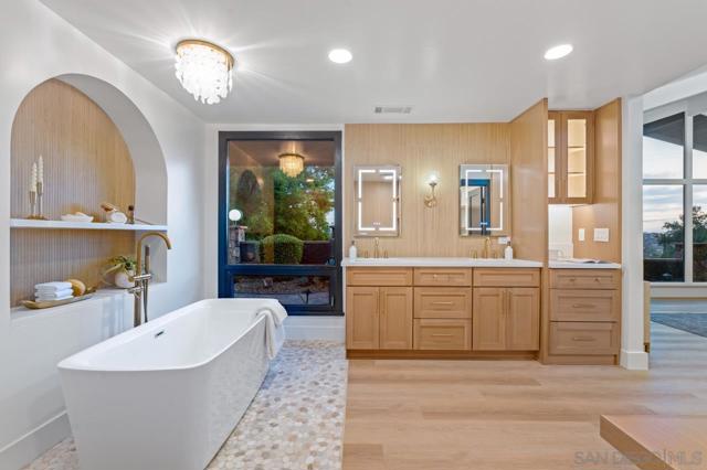4911 Beaumont Dr, La Mesa CA: https://media.crmls.org/mediaz/66ec91e2-8c4d-446a-b5db-d2c1b13b7128.jpg