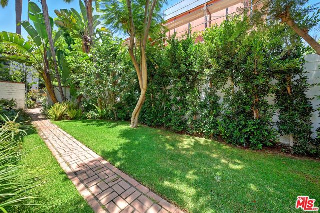 602 N Crescent Drive, Beverly Hills CA: https://media.crmls.org/mediaz/66ed8592-eb4d-4ea2-95c2-659b2f747904.jpg