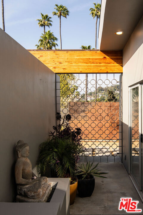1344 Maltman Avenue, Los Angeles CA: https://media.crmls.org/mediaz/66ee36b7-c1ae-4435-9190-5444b326a764.jpg