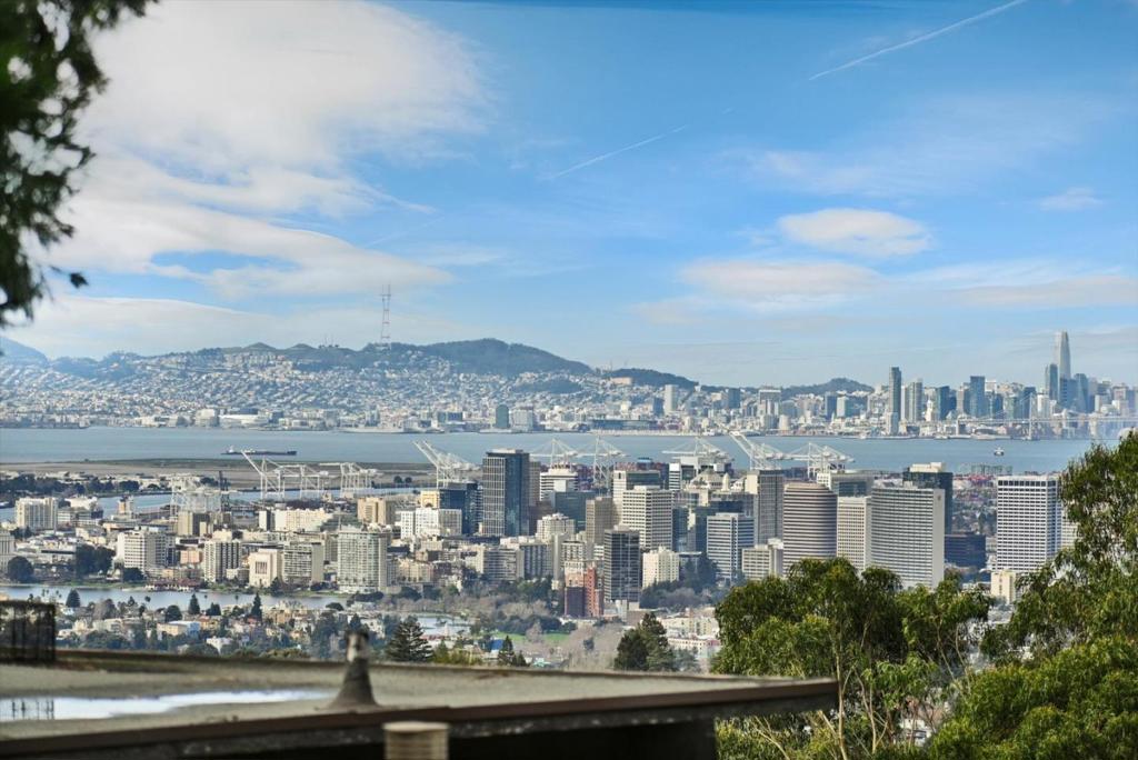 https://media.crmls.org/mediaz/66ee611f-d1e8-46ca-985b-c59576c427f9.jpg?preset=X-Large