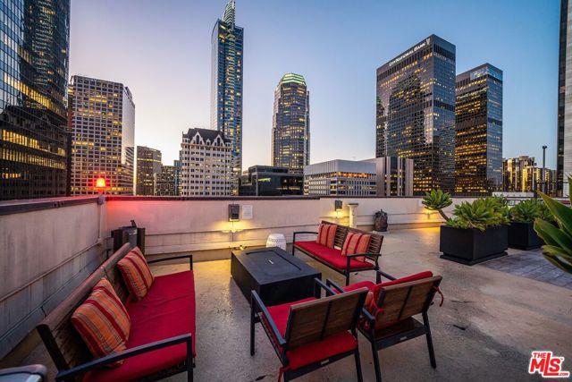 655 S Hope Street, Los Angeles CA: https://media.crmls.org/mediaz/66ee73e4-2c3e-43d9-97a8-aff68cf1c225.jpg