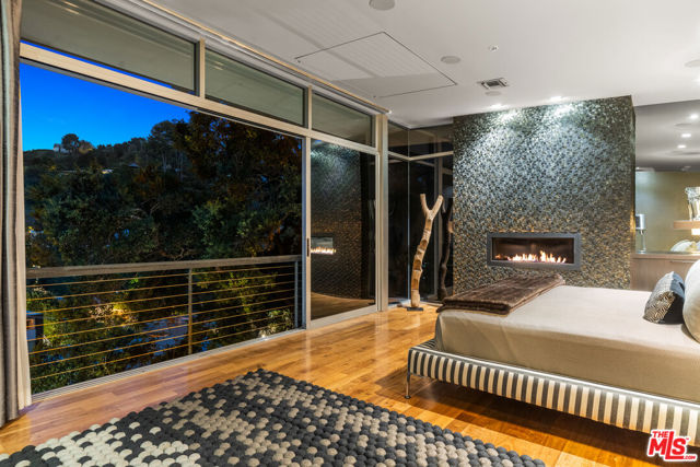 2207 Bowmont Drive, Beverly Hills CA: https://media.crmls.org/mediaz/66eef49d-dd58-426d-ae57-be768a2f7753.jpg