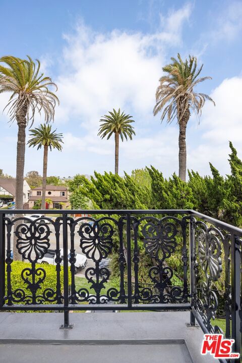 3067 Motor Avenue, Los Angeles CA: https://media.crmls.org/mediaz/66efed45-0409-40be-845c-b4738da1ca5c.jpg
