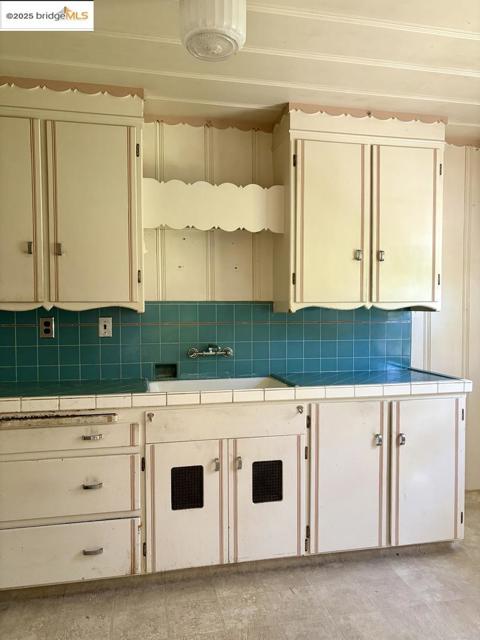 1100 Park AVE, Alameda CA: https://media.crmls.org/mediaz/66f0a572-44e7-4bd9-b53b-9a4111e25e29.jpg