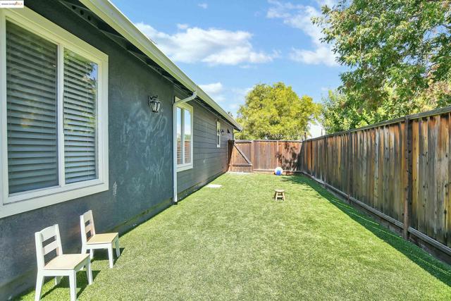 3061 Browning Ct, Brentwood CA: https://media.crmls.org/mediaz/66f11510-003f-430e-956b-348592a6e38f.jpg